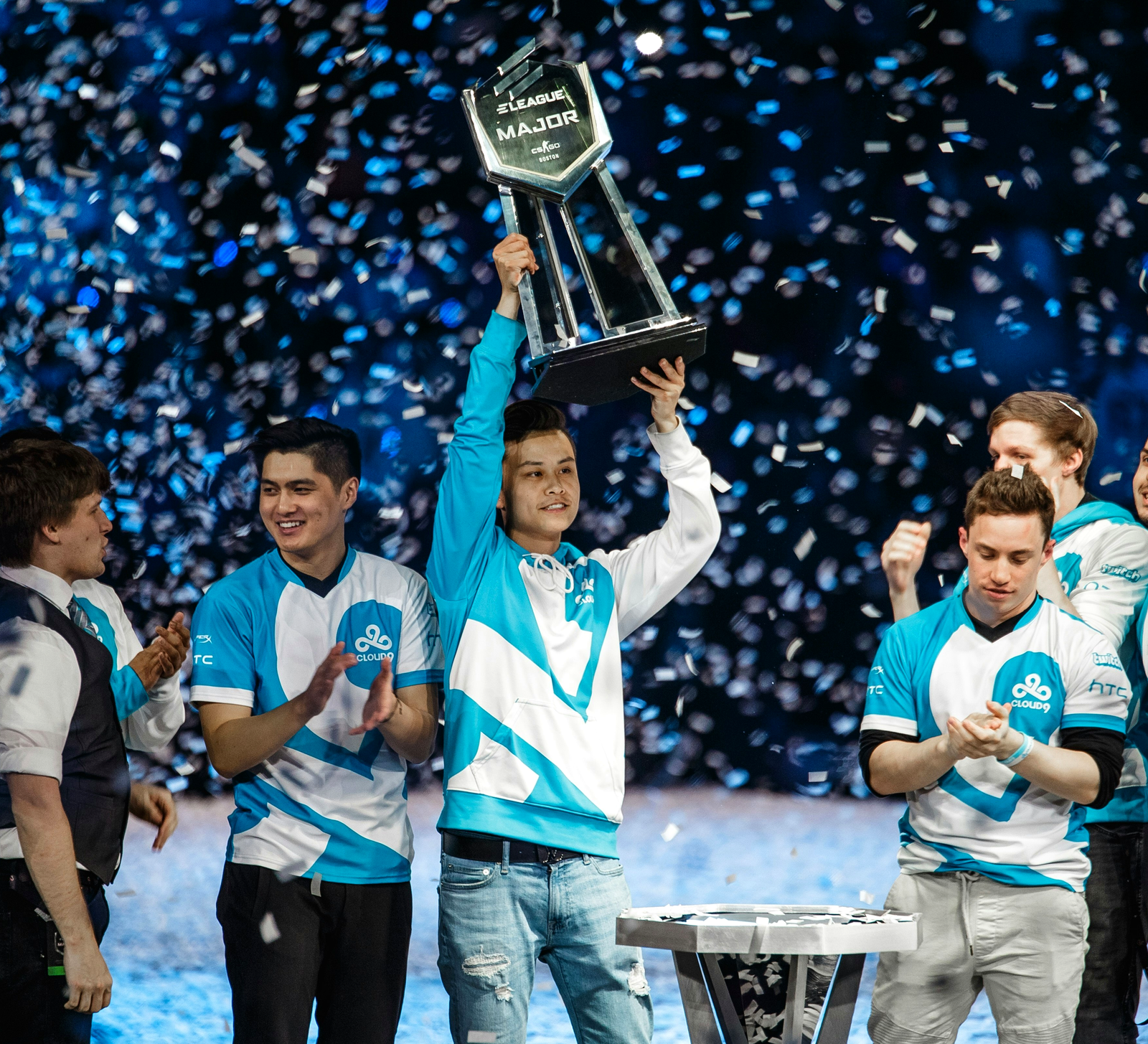 Игроки Cloud9 с трофеем Major после чемпионского run