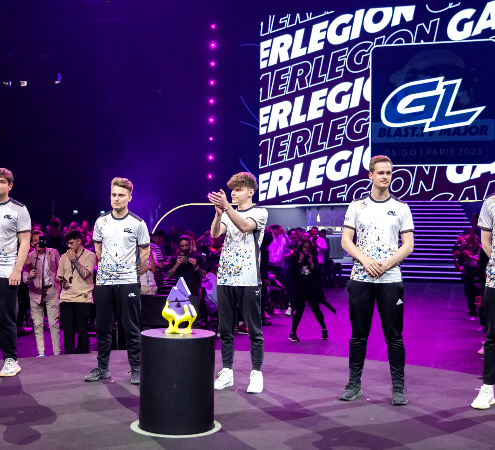 Игроки GamerLegion после победы на сцене Paris Major 2023