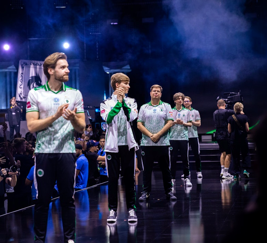 Игроки Falcons на сцене IEM Cologne 2026 после победы в плей-офф