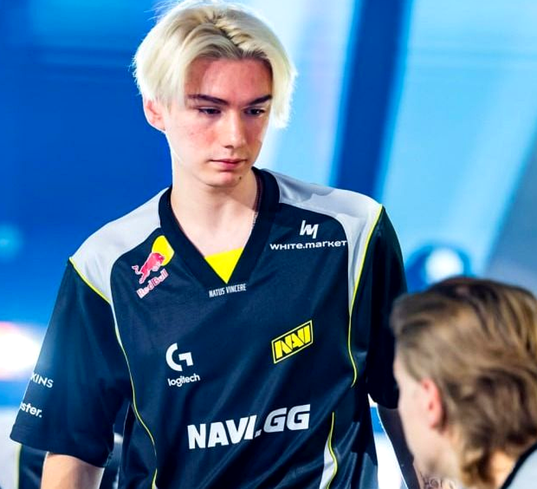 w0nderful за игровым столом перед матчем NaVi в CS2