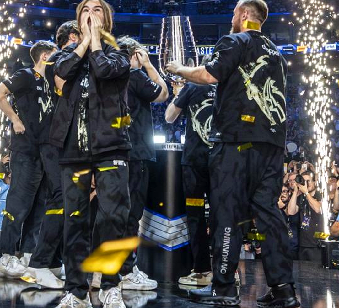 Игроки Team Spirit на сцене во время напряженного матча плей-офф в Кельне