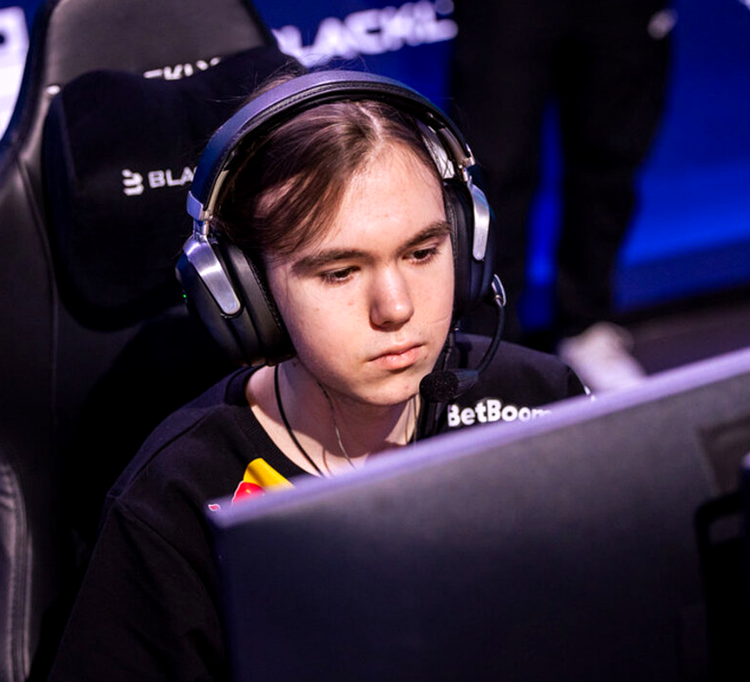 Игрок ждет запуск очереди FACEIT в CS2