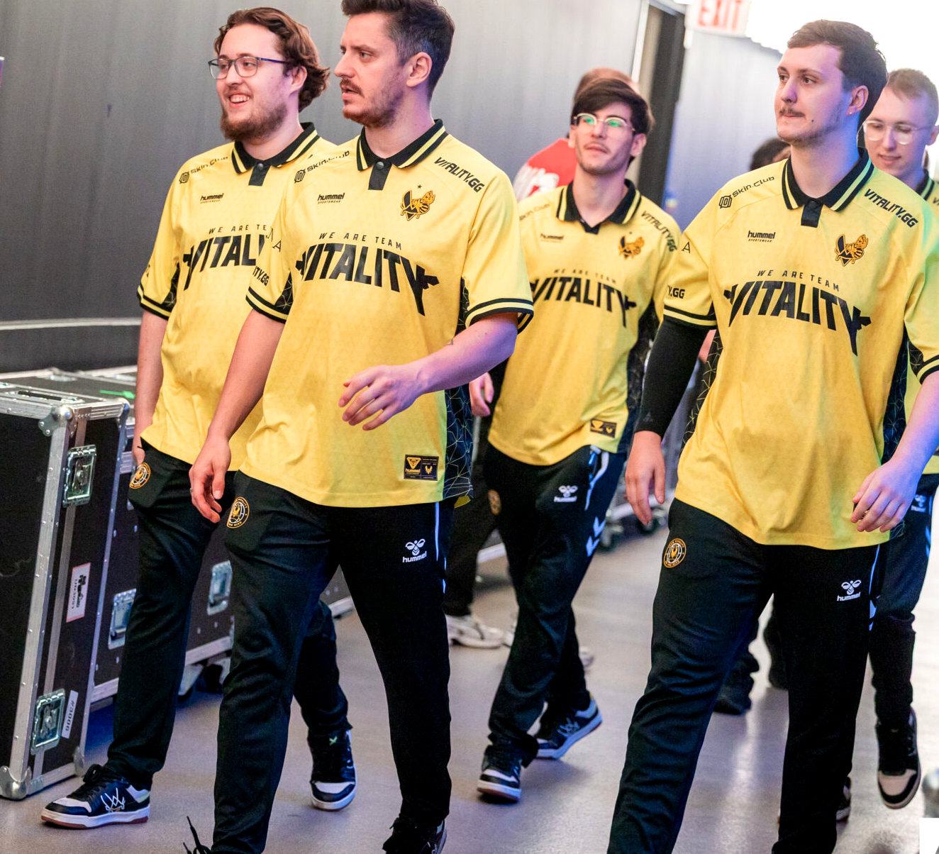 Игроки Vitality за кулисами перед матчем CS2