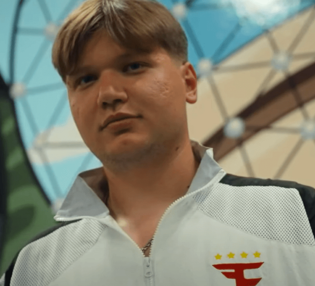 s1mple в тренировочной кабине перед матчем CS2