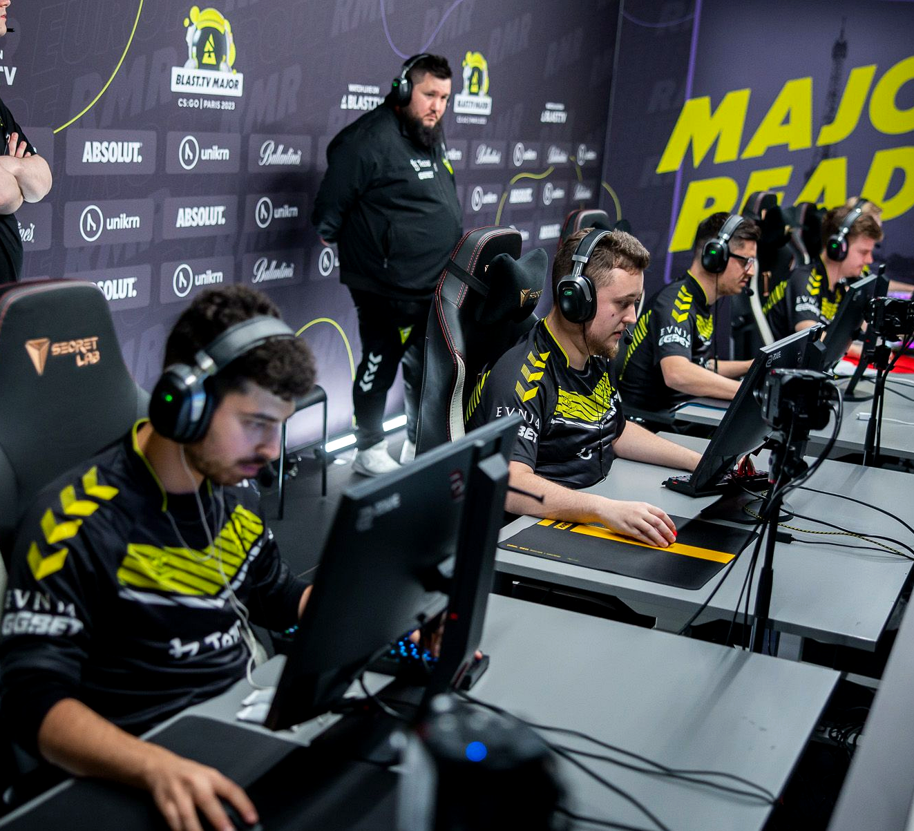 Команда по CS2 обсуждает пик и бан перед матчем на LAN в Париже