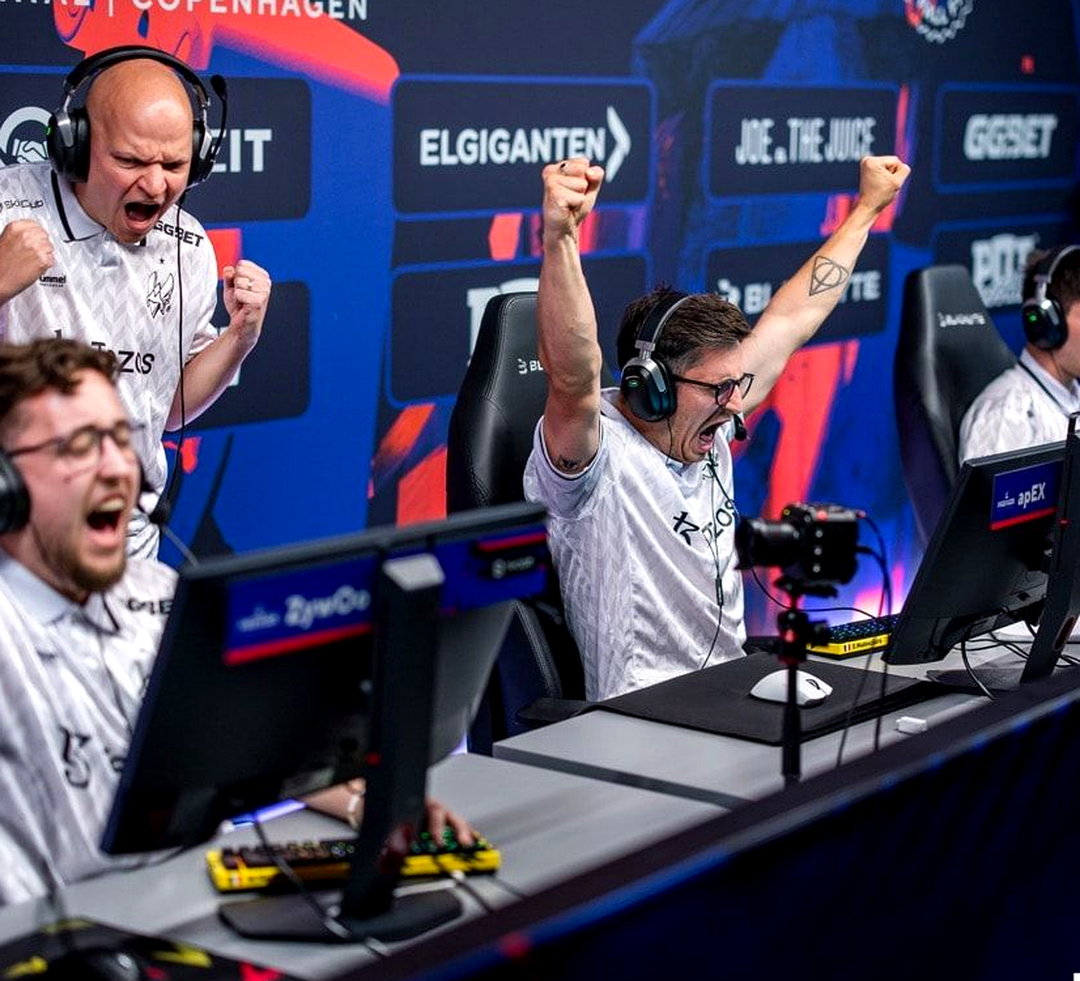 ZywOo и apEX во время обсуждения по ходу матча