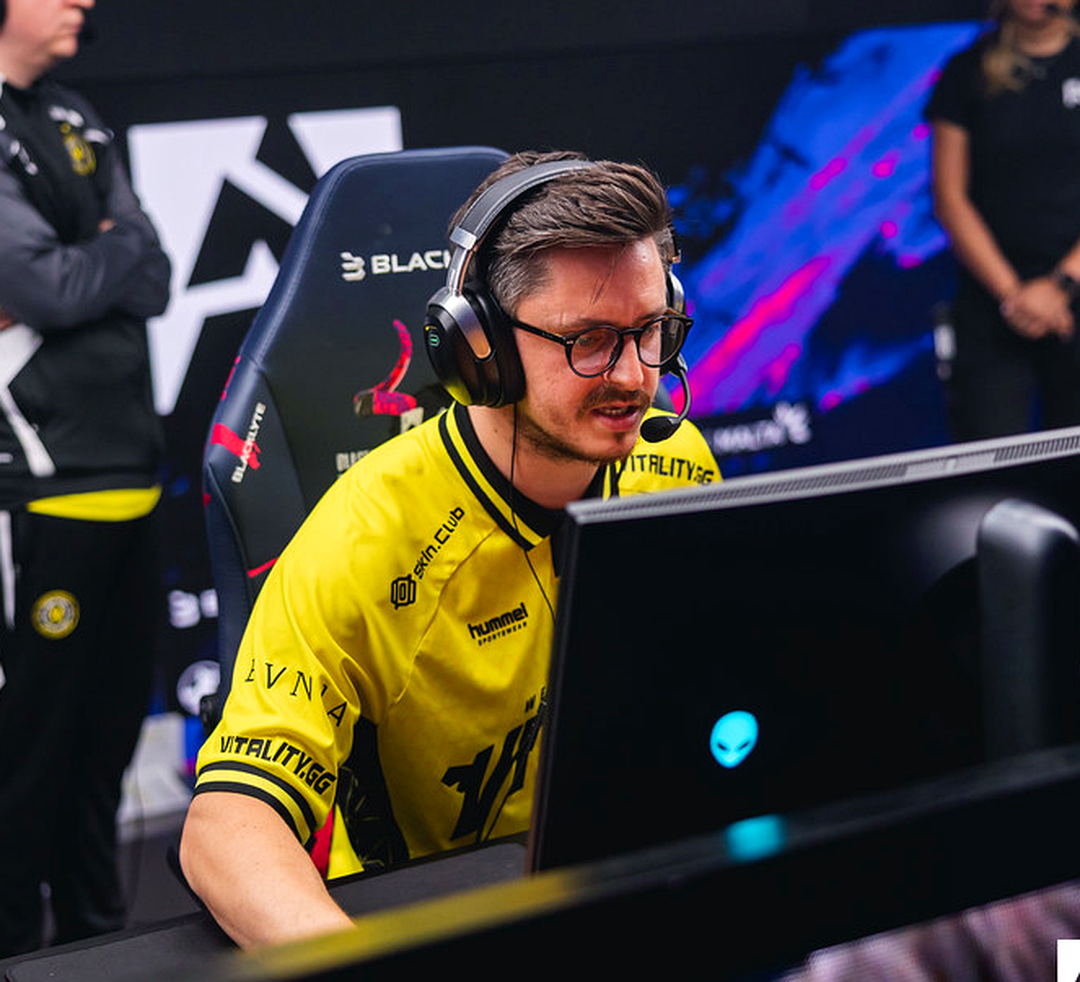 Крупный план apEX во время паузы на матче CS2