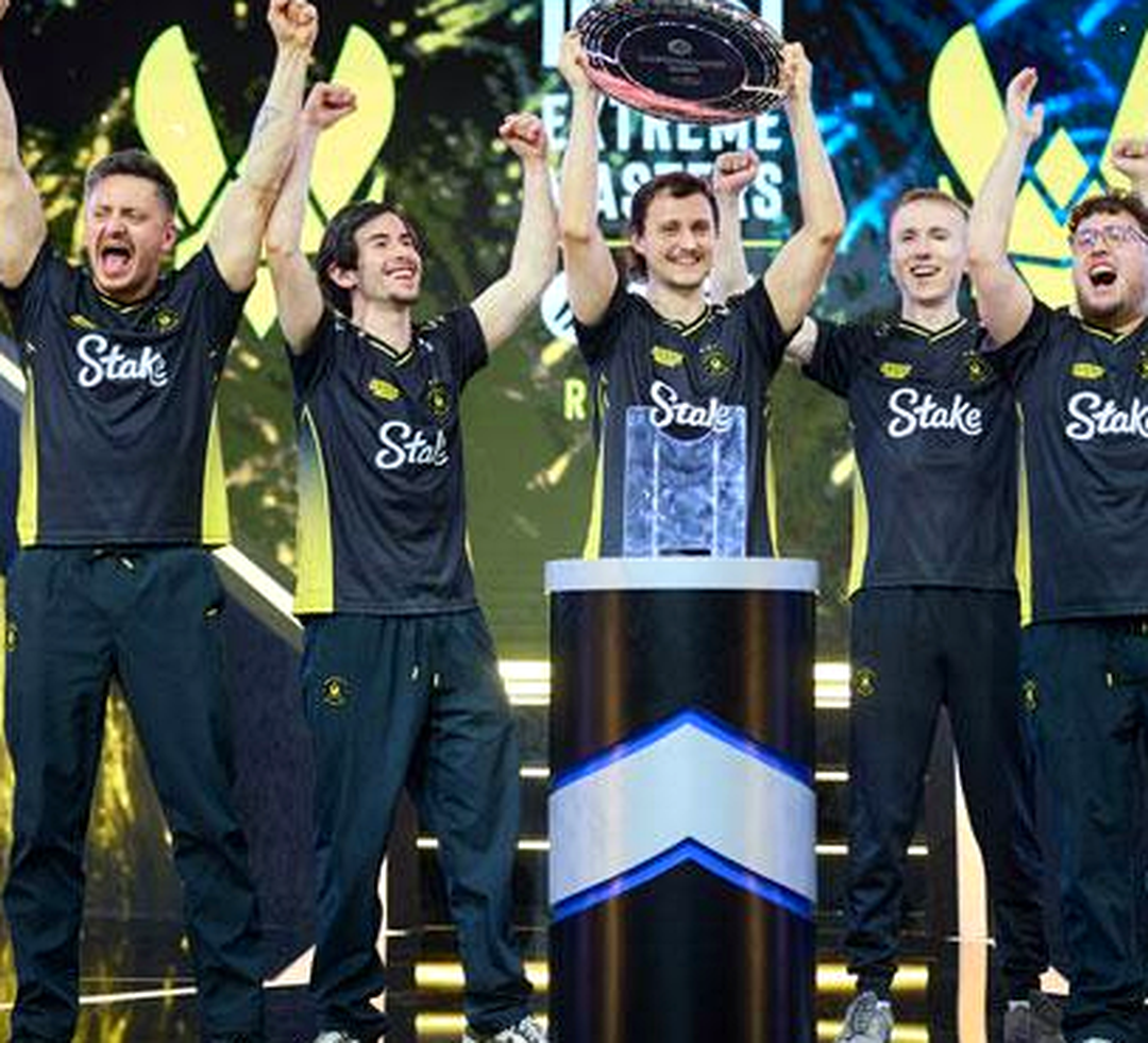 Игроки Vitality празднуют победу с трофеем на сцене