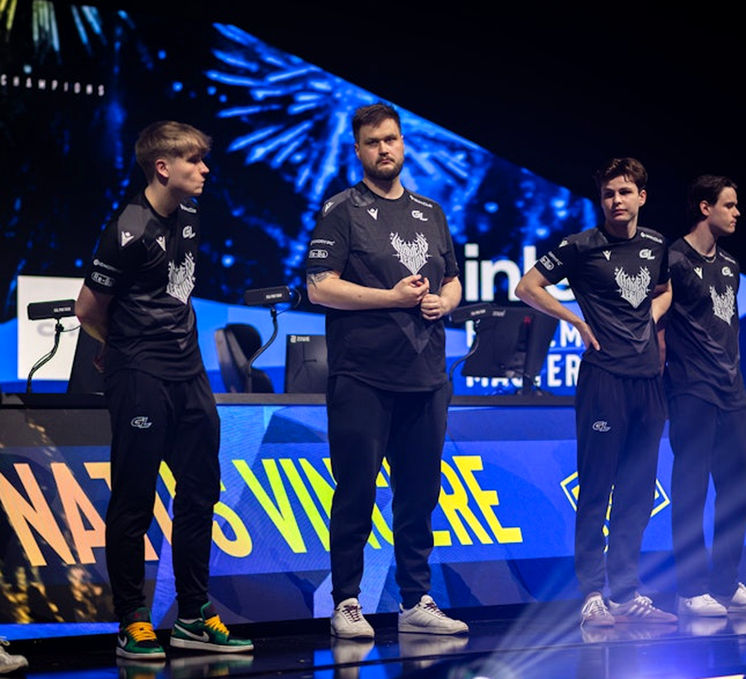 Игроки GamerLegion обсуждают матч перед выходом на сцену