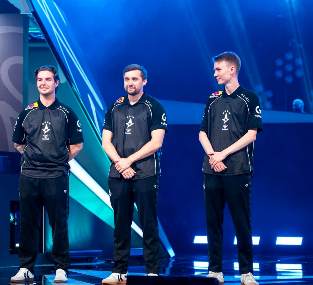 Состав Astralis на сцене перед дебютом с новым тренером