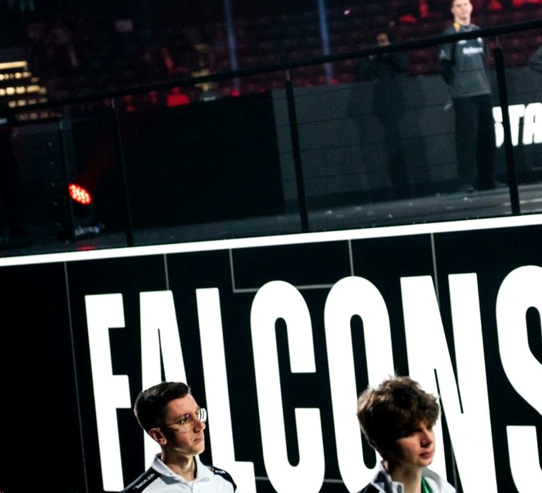 Игроки Falcons обсуждают план перед матчем на турнире CS2