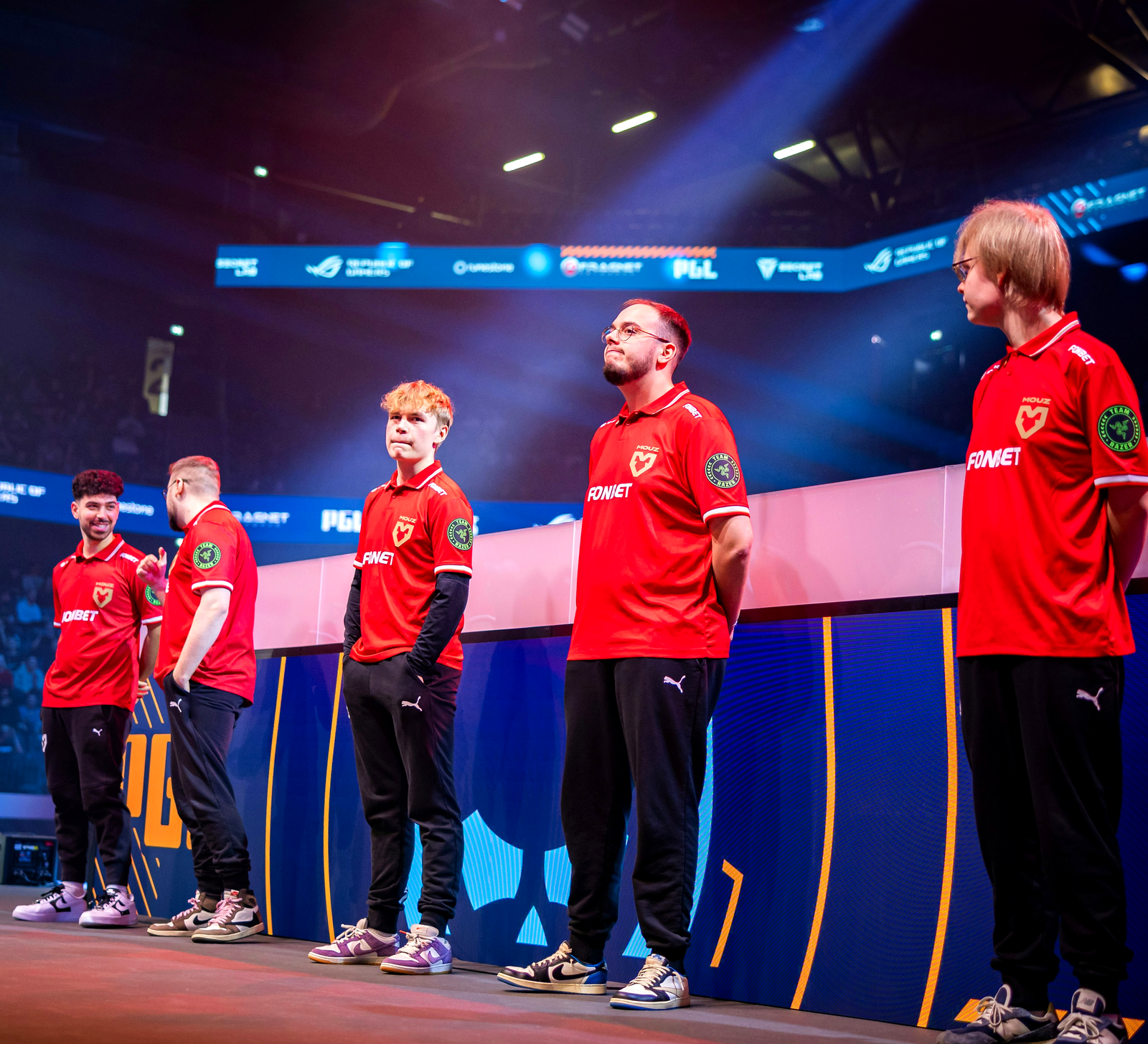 Полный состав MOUZ выходит на сцену перед матчем по CS2
