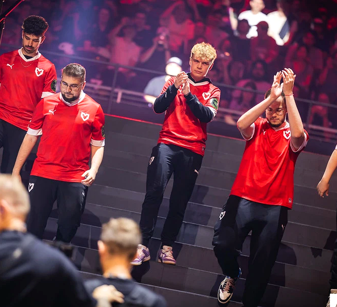 Молодые игроки MOUZ обсуждают роли с тренером перед матчем