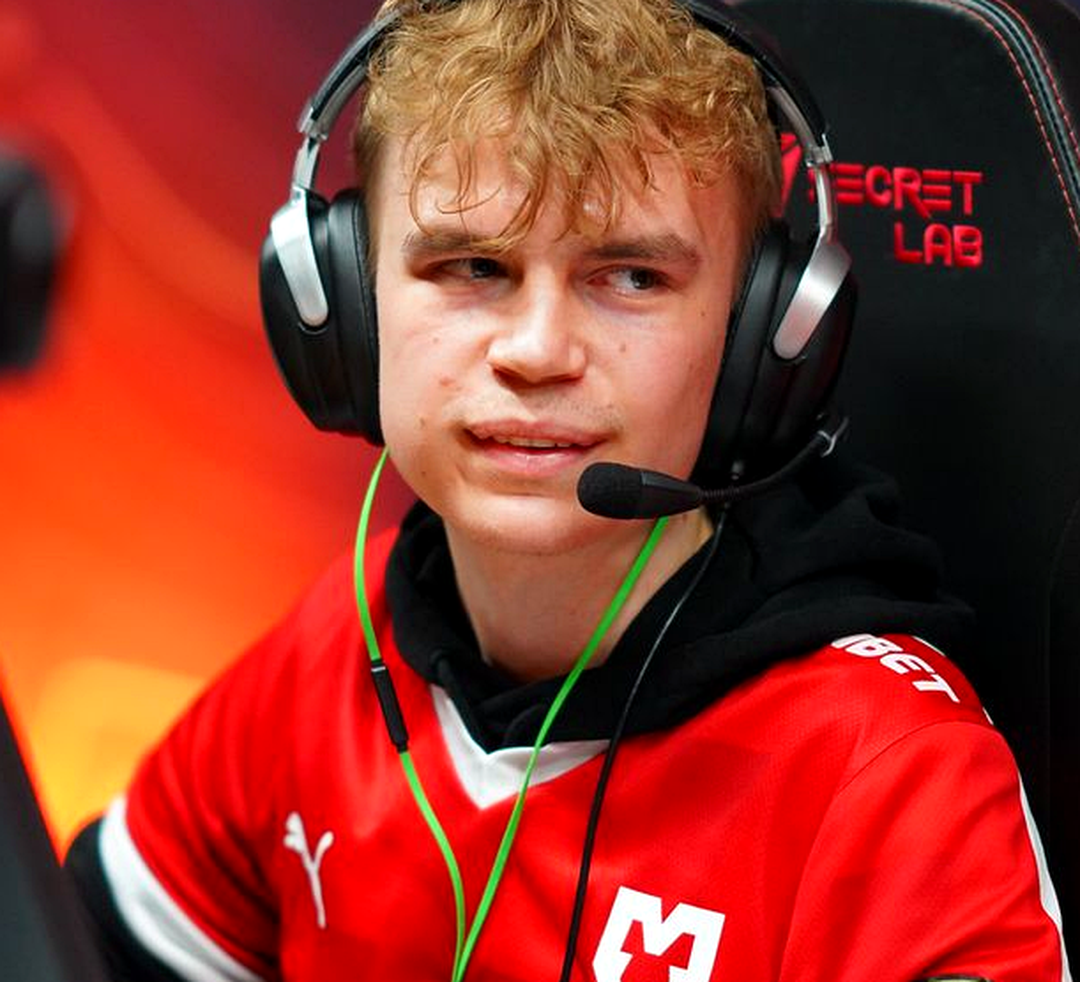 Капитан MOUZ ведёт раунд на сцене во время матча по CS2