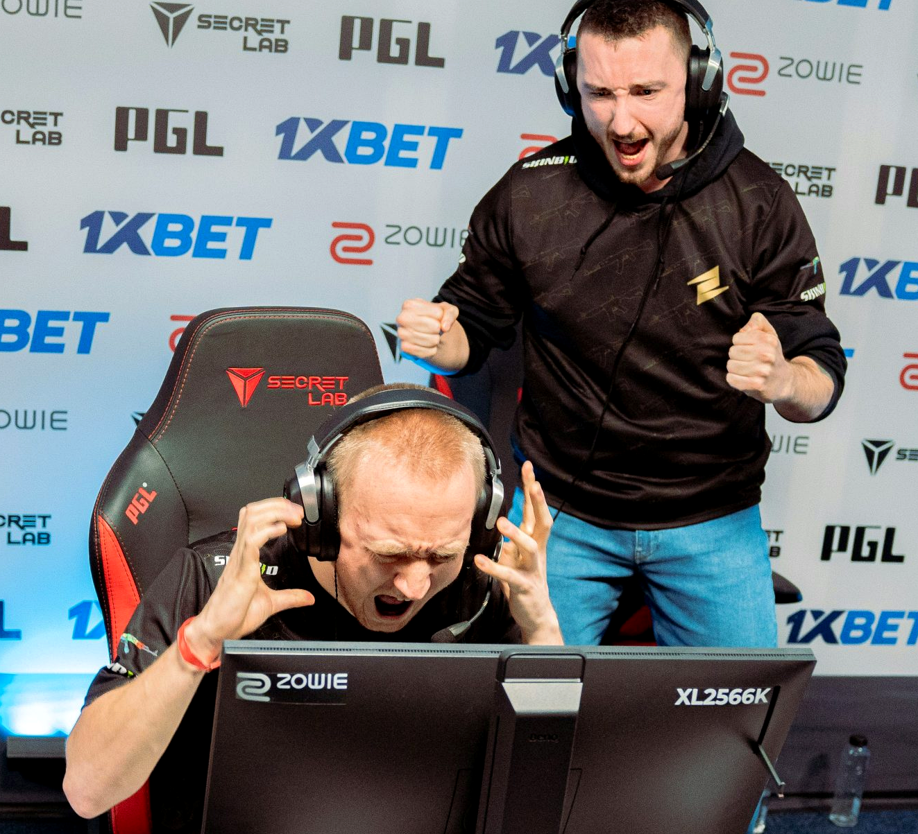 Игроки ECSTATIC на сцене во время официального матча по CS2