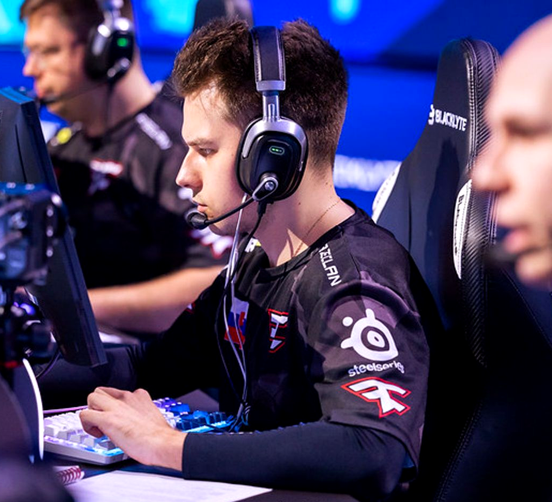 frozen во время матча FaZe на сцене турнира по CS2