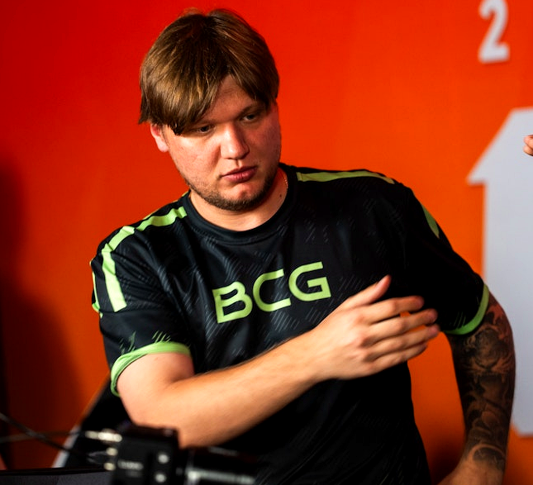 Александр s1mple Костылев на сцене крупного турнира CS2
