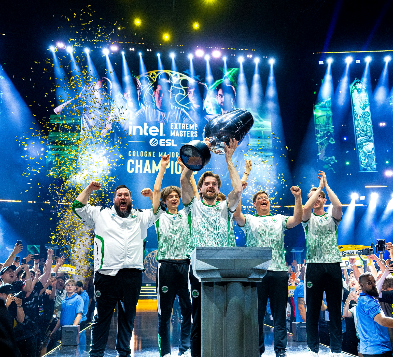 Состав Falcons на сцене во время IEM Cologne Major 2026