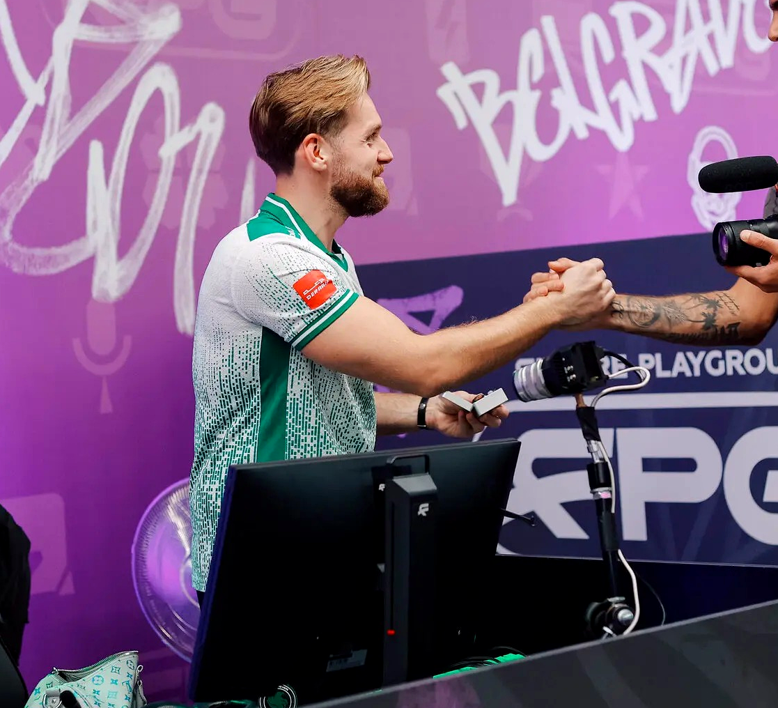 NiKo разминается перед матчем по CS2