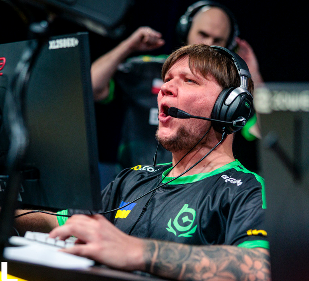 Александр s1mple Костылев за компьютером перед матчем по CS2
