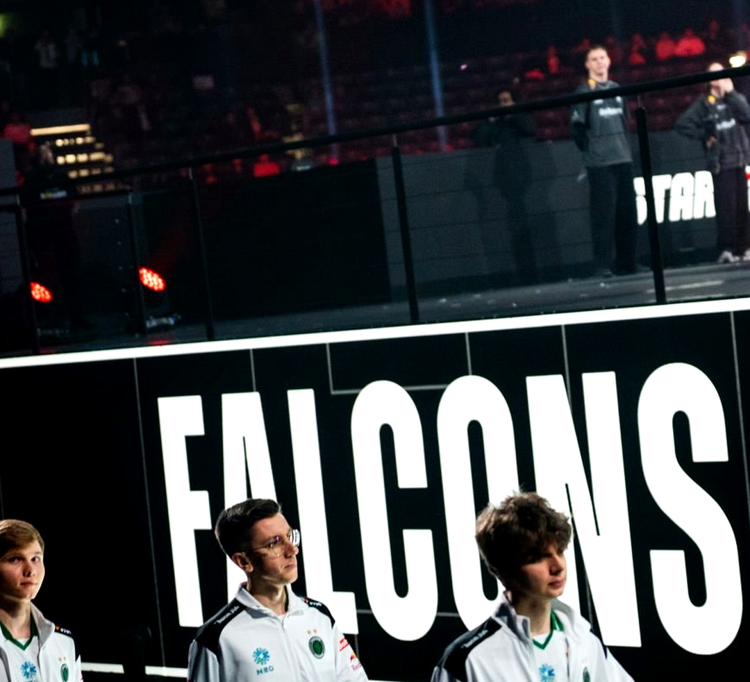 Игроки Falcons на сцене перед стартом BLAST Bounty Season 2 2026