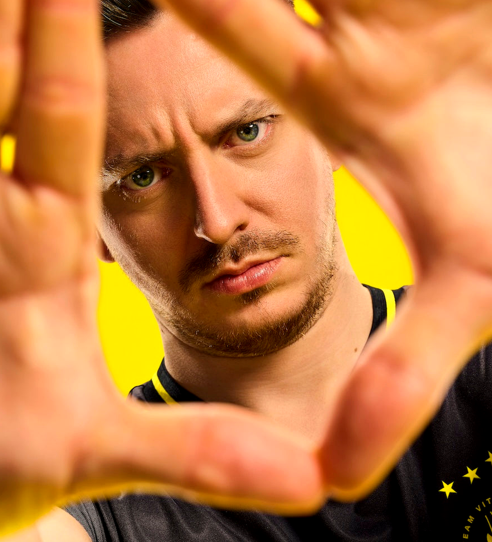 apEX на сцене во время матча Counter-Strike