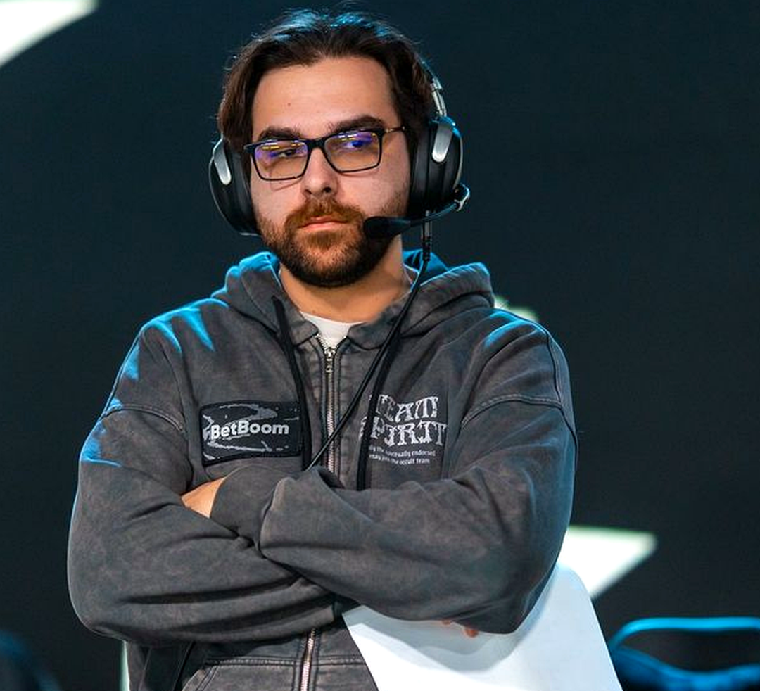 Тренер Team Spirit Сергей hally Шаваев во время работы с составом по CS2