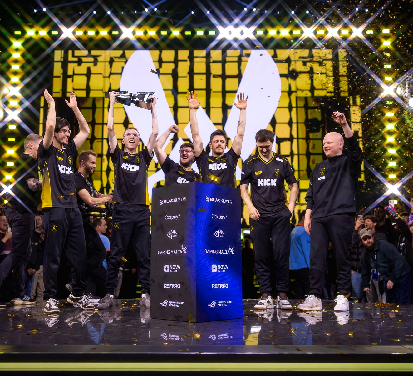Состав Vitality после поражения на сцене BLAST Bounty Season 2