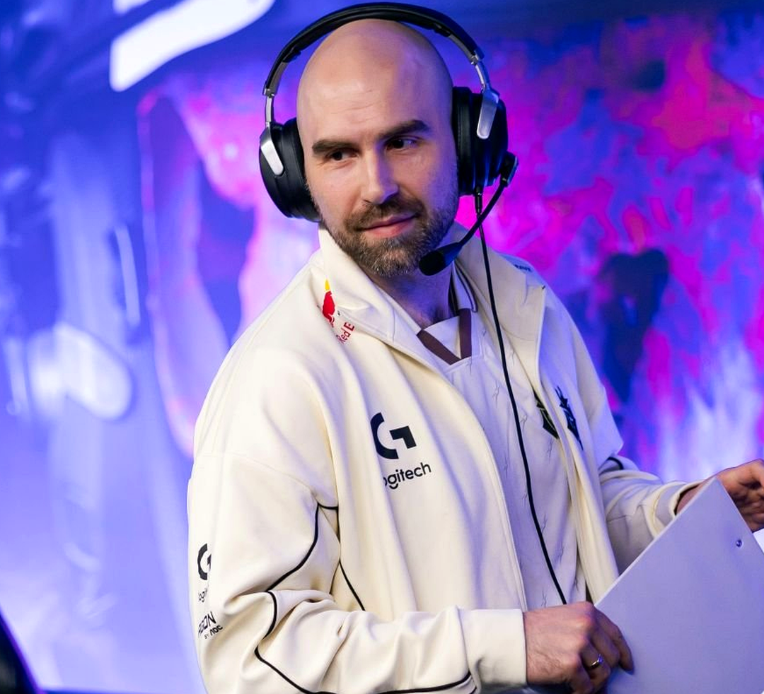 TaZ наблюдает за игрой команды во время турнира по CS2