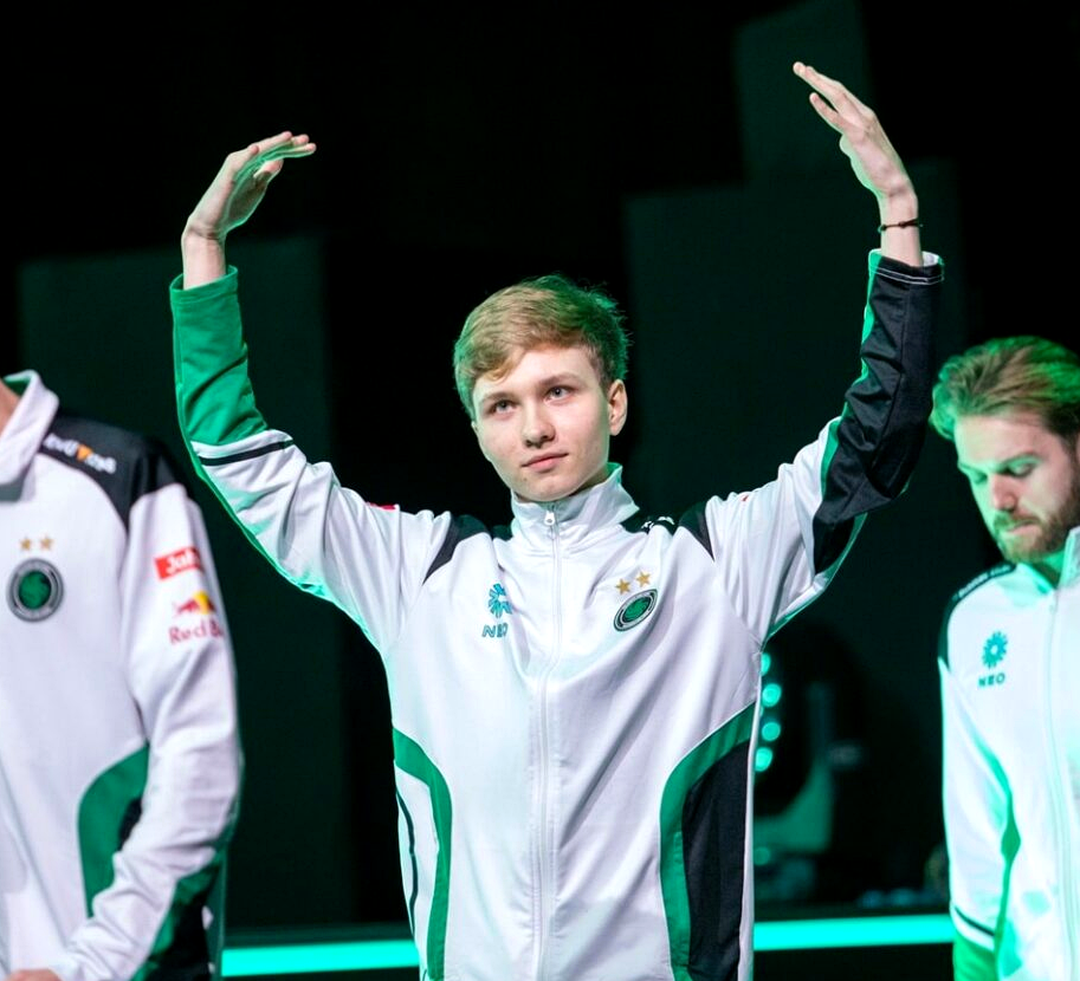 Игрок CS2 на фоне атмосферы FACEIT Season 9 и ужесточения банов