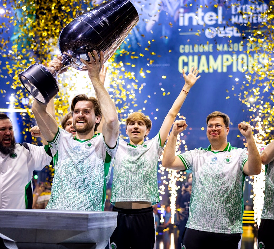 Игроки Falcons празднуют победу на крупном CS2-турнире