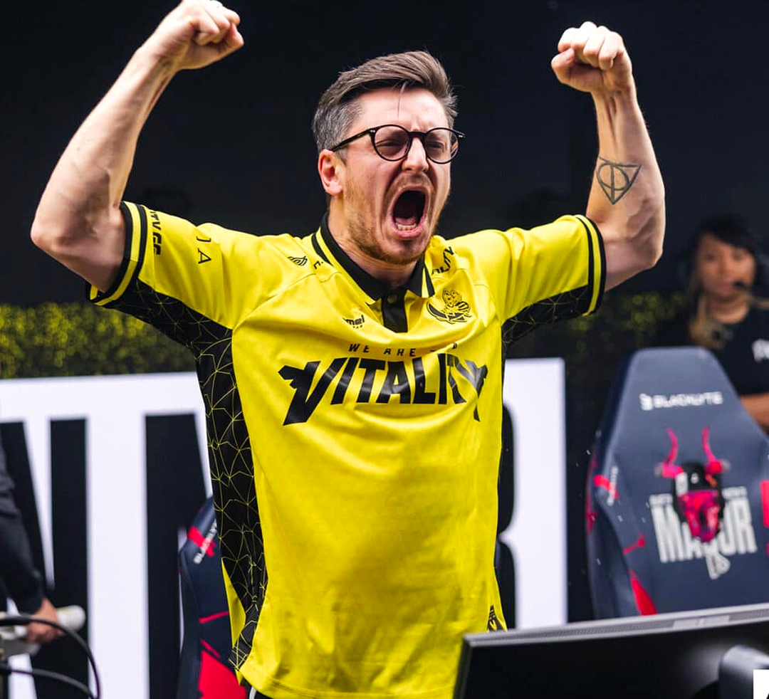 Игроки Vitality на сцене турнира по CS2 во время напряжённого матча