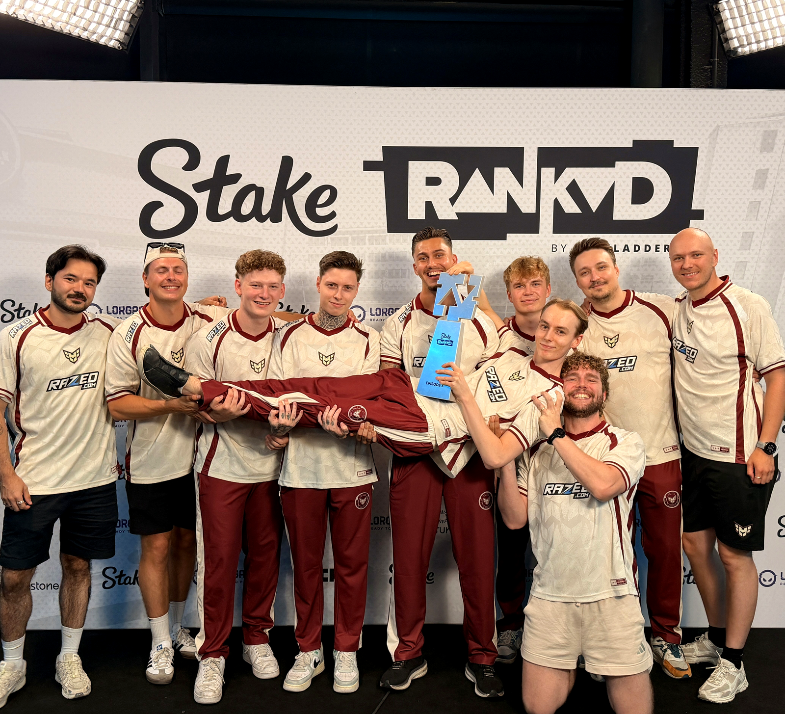 Игроки HEROIC после победы над Astralis в решающем матче квалификации