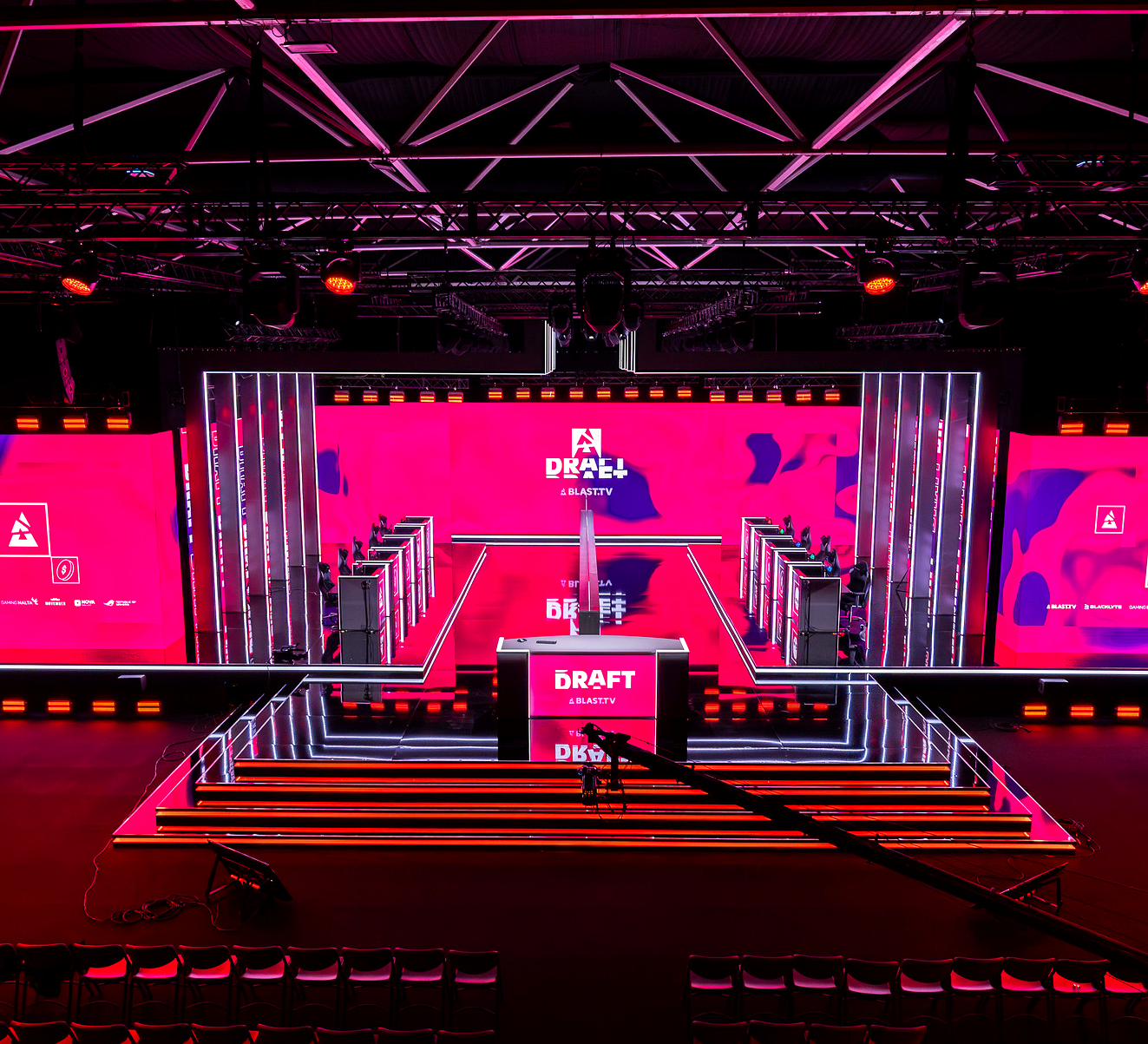 Сцена BLAST Bounty 2026 Season 2 перед матчем за выход на LAN Finals