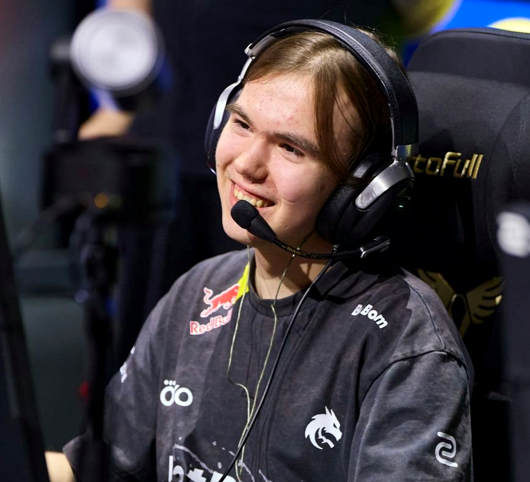 состав Team Spirit перед матчем на LAN-турнире по CS2