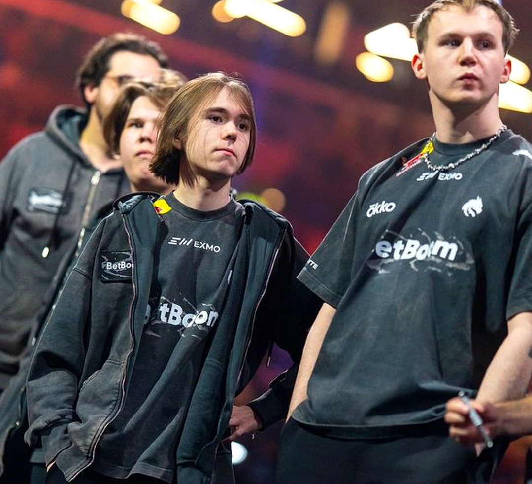 Игроки Team Spirit на сцене перед матчем BLAST Bounty 2026