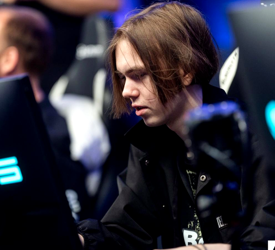 Игрок donk во время матча по Counter-Strike 2 на сцене турнира
