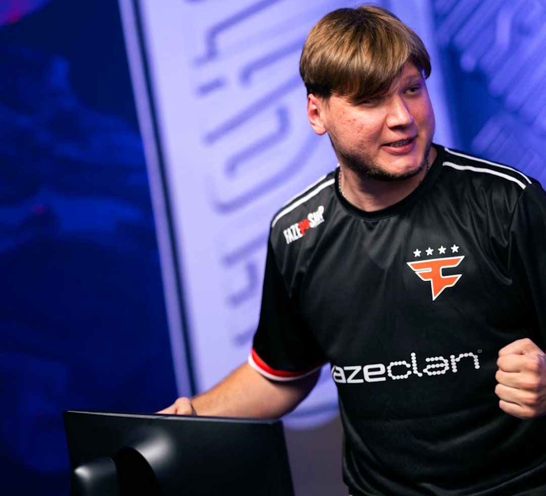 s1mple в напряжённый момент матча на большой сцене