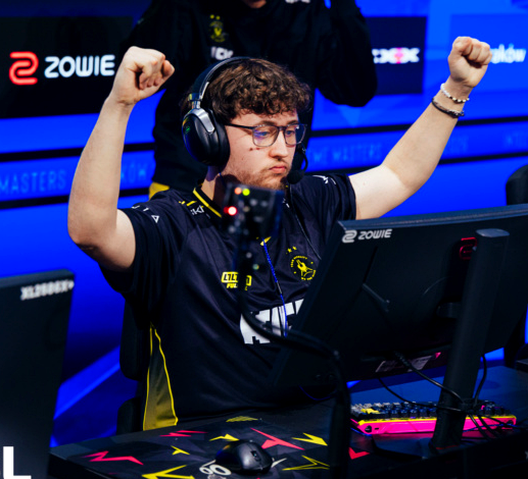 ZywOo во время матча на сцене турнира по Counter-Strike