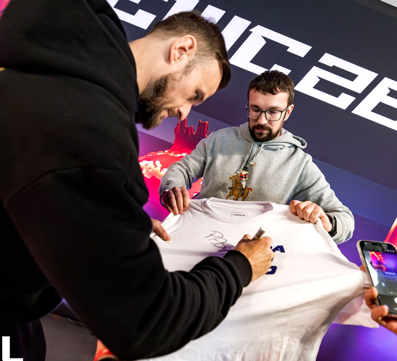 Визуальная метафора волны негативных отзывов вокруг CS2 в Steam