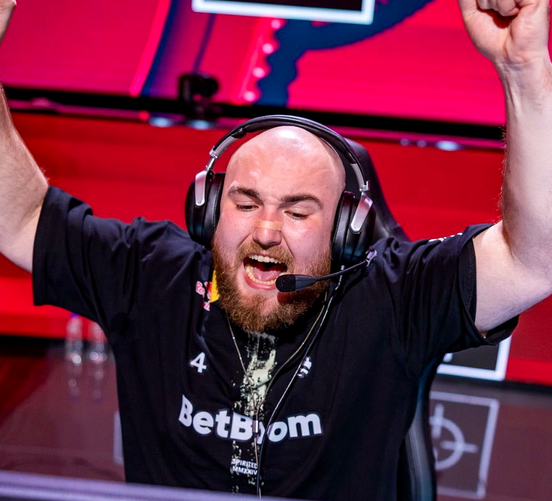Состав Team Spirit на сцене турнира по Counter-Strike 2