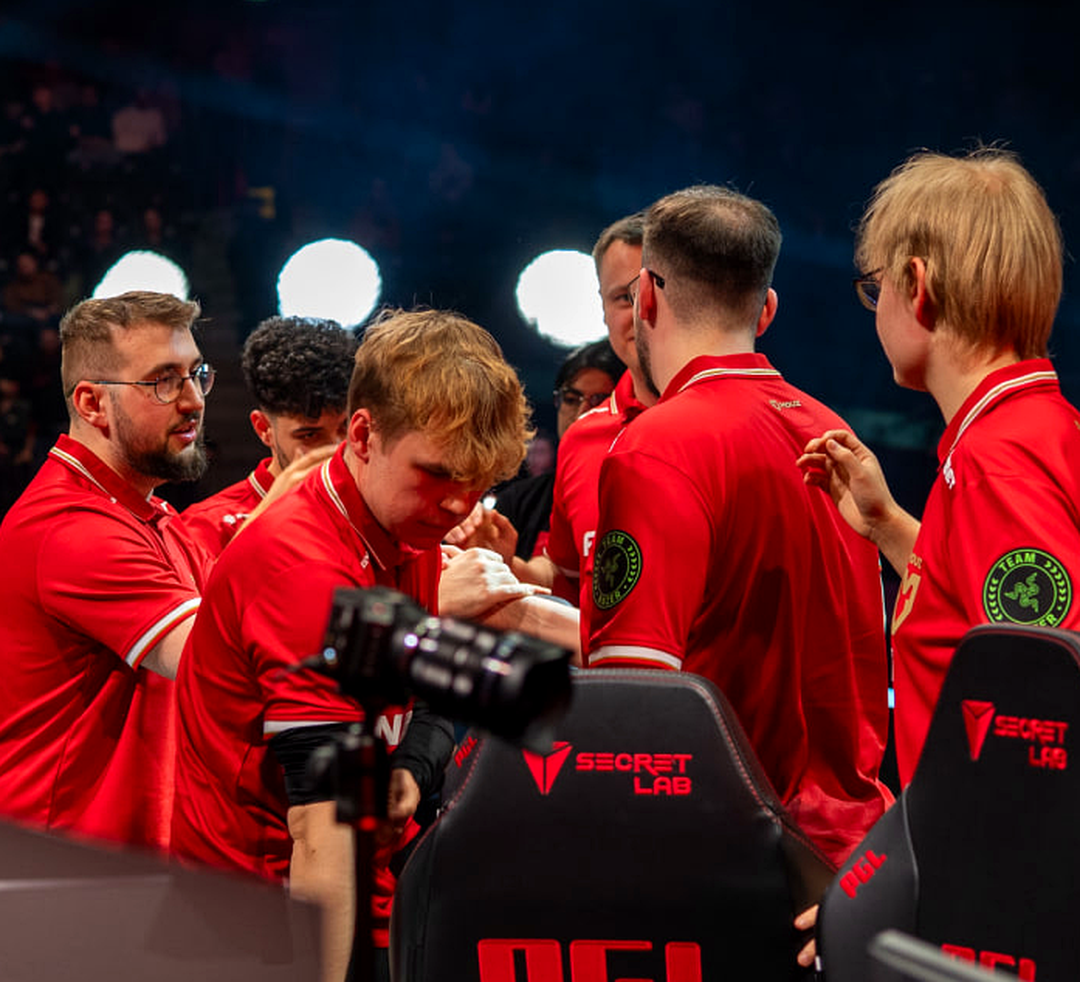 Состав MOUZ на сцене во время матча по CS2