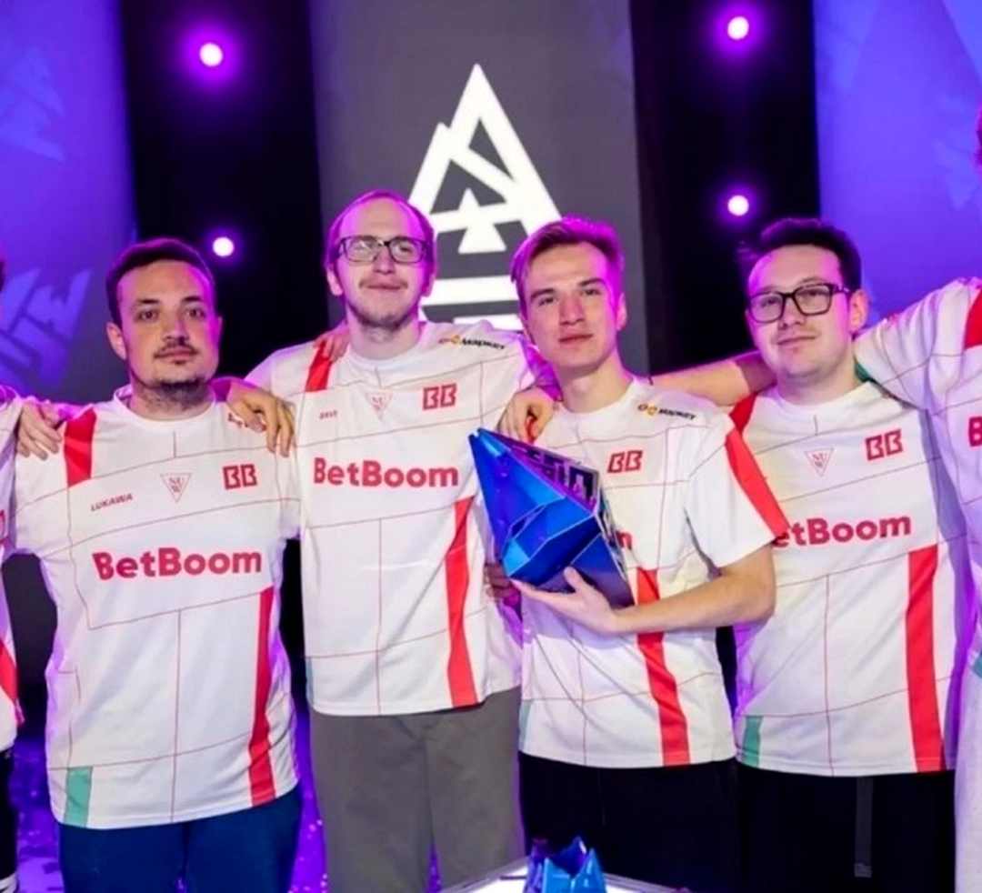 Состав BetBoom Team по Dota 2 на сцене крупного турнира