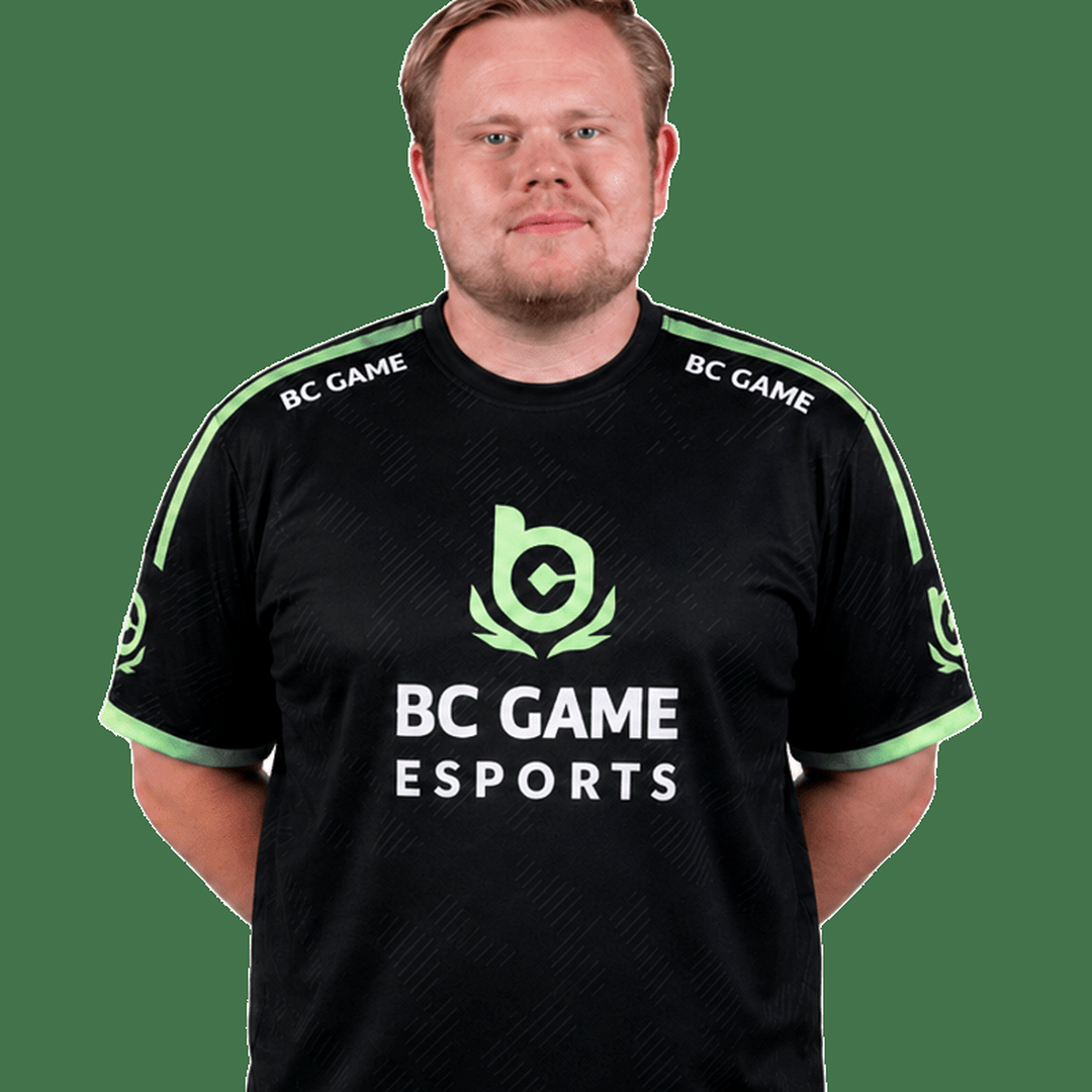 игроки BC.Game после победной карты на турнире в Хельсинки