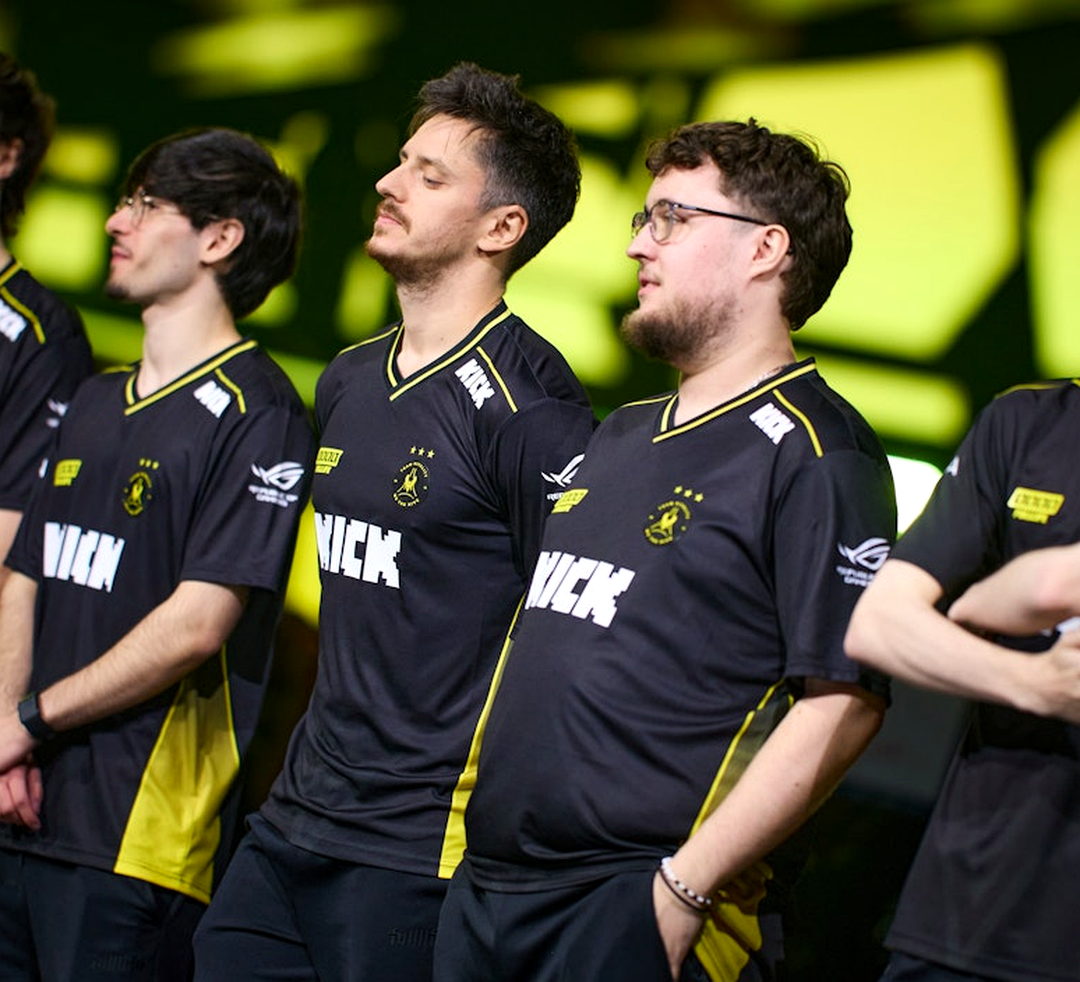 Игроки Vitality на сцене после напряжённой серии