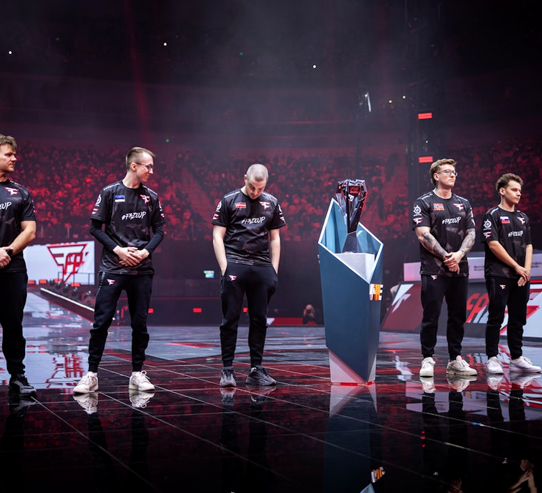 Состав FaZe на сцене во время матча против Team Spirit