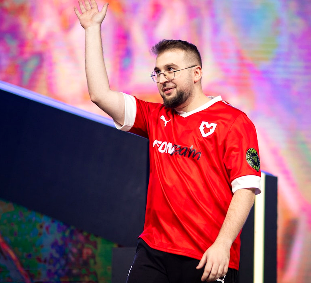 Игрок torzsi из MOUZ во время матча по CS2