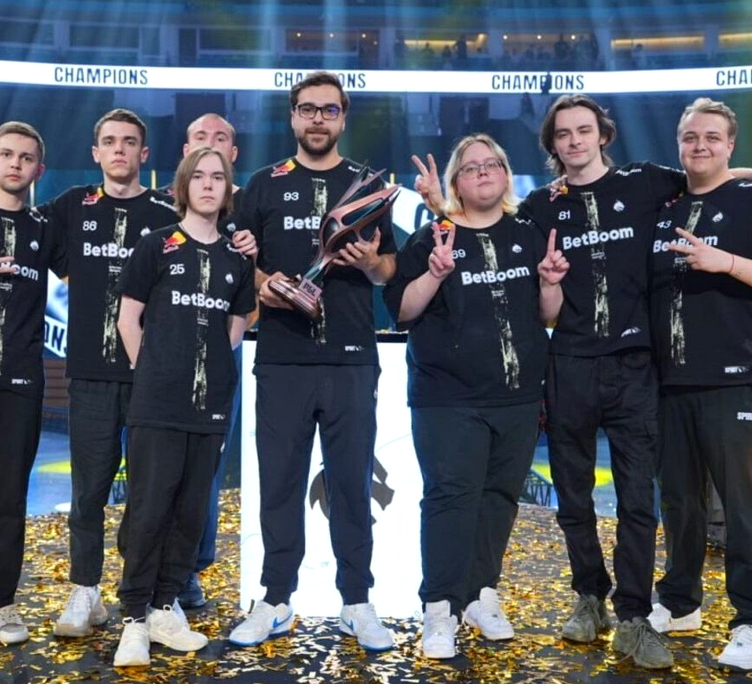 Team Spirit на сцене после победной карты в финале CS2