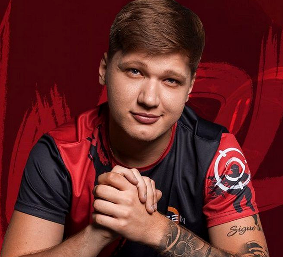Александр s1mple Костылев на сцене турнира в начале эпохи NAVI