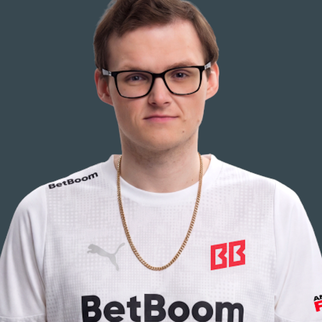 Кирилл Boombl4 Михайлов на киберспортивной арене во время медиа-активности